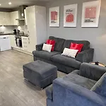 Modern 3 Bed Flat With Private Terrace In Shoreditch