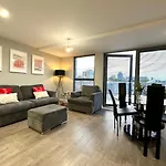 Modern 3 Bed Flat With Private Terrace In Shoreditch