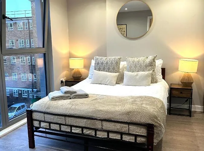 Modern 3 Bed Flat With Private Terrace In Shoreditch