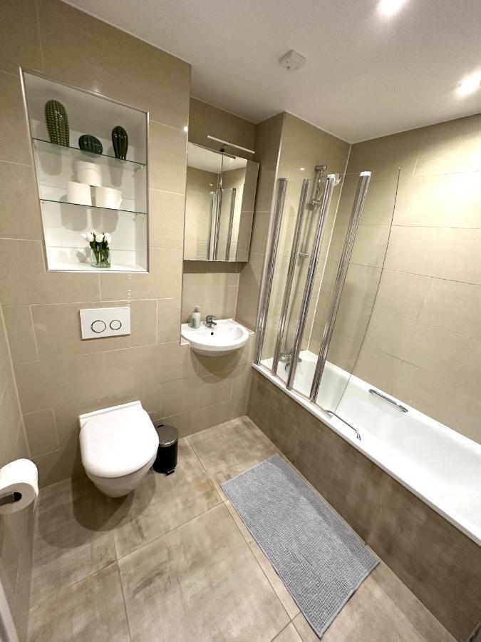 Modern 3 Bed Flat With Private Terrace In Shoreditch